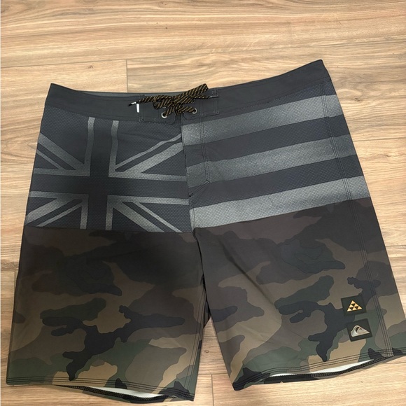 Quicksilver Men's Boardshorts, Camo Hawaiian Flag, Surfsilk Line - Picture 1 of 10